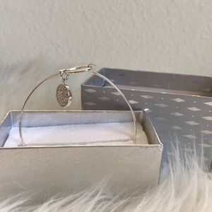 NEW Silver Bracelet with Genuine Crystal